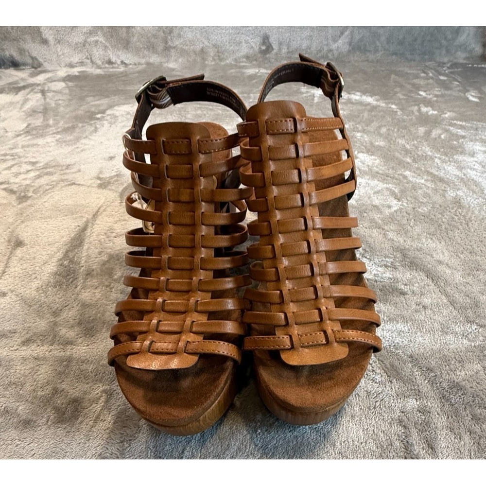 NWT Mountain Footbeds Astonish Gladiator Platform Sandals Brown Women Size 10.5